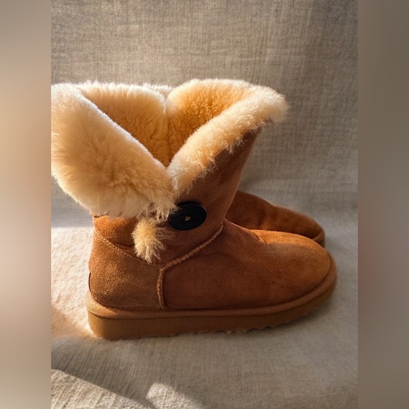 UGG Women's Bailey Button II Boot Size 7 - Picture 2 of 11